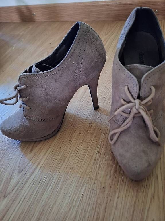Damenschuhe: Hohe Schuhe 36 – Gebraucht aus Arlesheim von gligli01