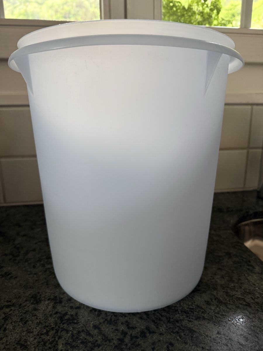 Tupperware Behälter & Ähnliches: Tupperware Kübel – Gebraucht aus Burglauenen von TheAngel
