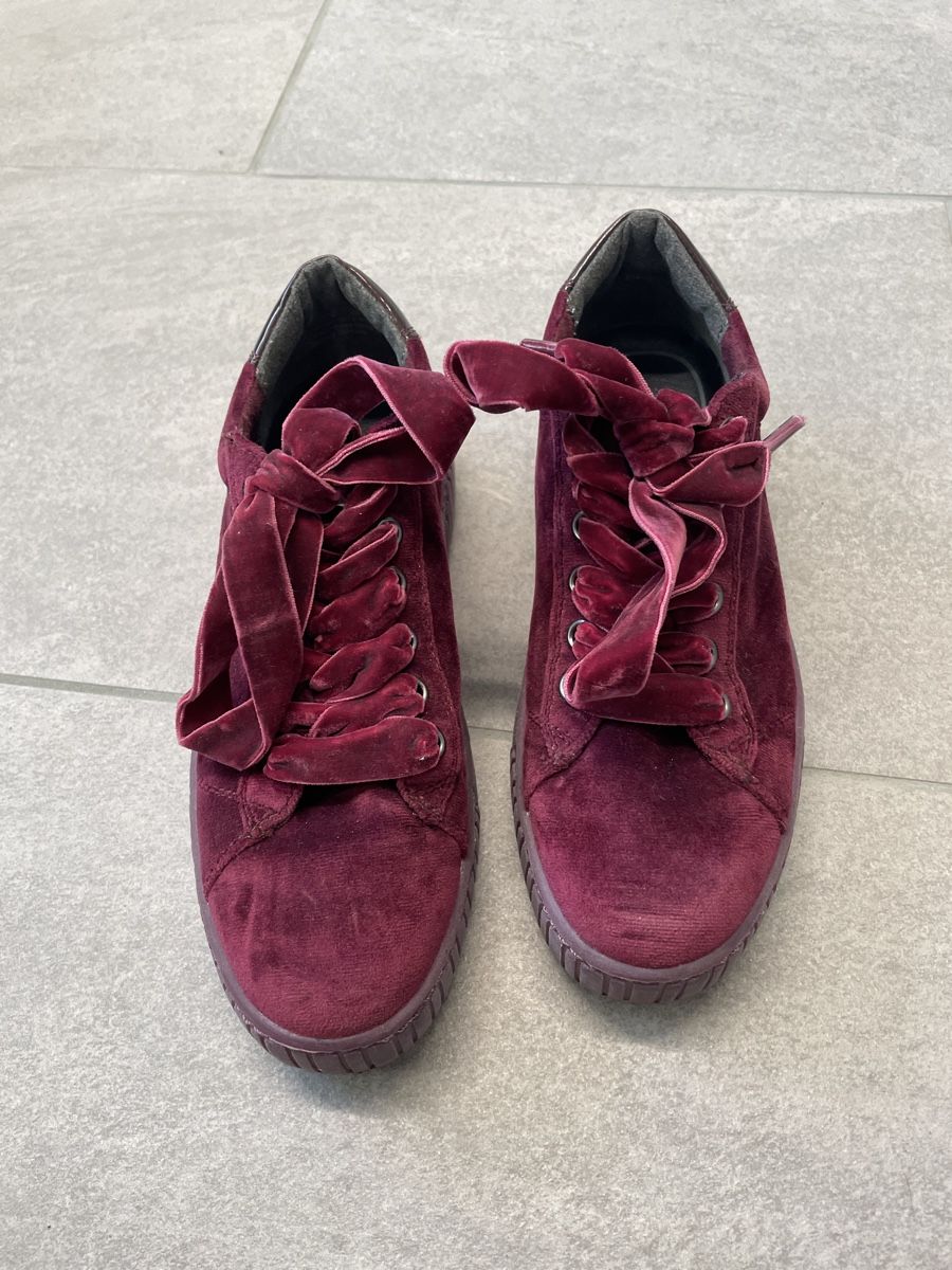 Damenschuhe: Sneaker Samt – Gebraucht aus Kilchberg BL von ann_kwk5
