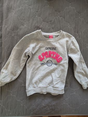Grauer Pullover Grösse 128cm mit Aufdruck gut erhalten.