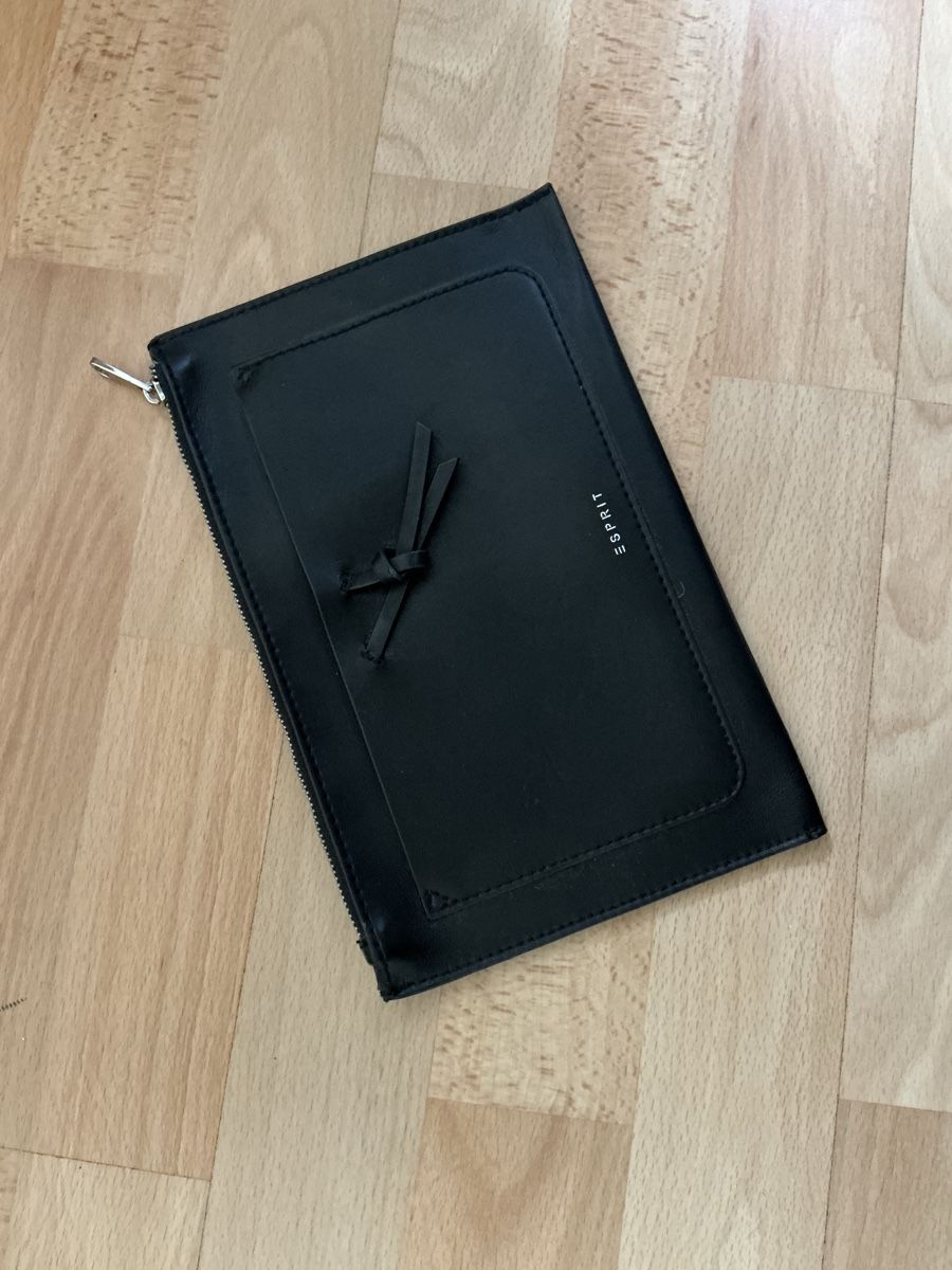 Esprit Altro in  Abbigliamento & Accessori: Etui – Nuovo (secondo la descrizione) da St.Gallen venduto da nat_7n75