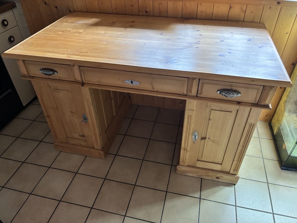 Bureaux: alter Holz-Schreibtisch – D'occasion à Degersheim par Gantiii