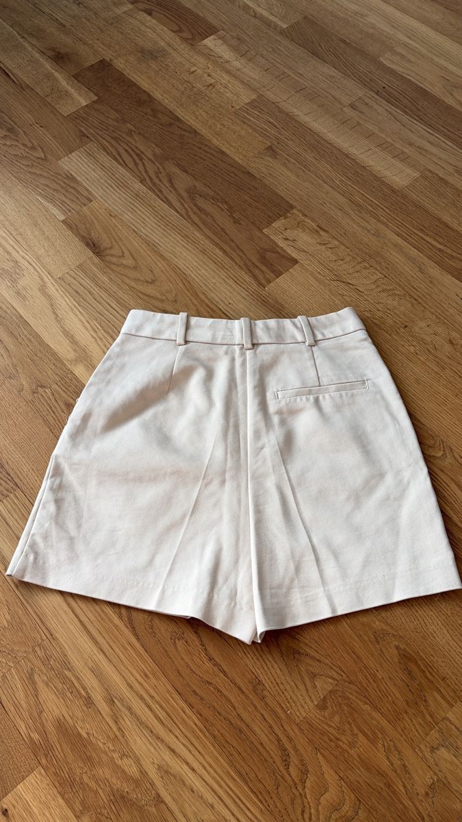 Zara Pantaloni: Zara Shorts Beige – Usato da Meiringen venduto da marinaz123 1