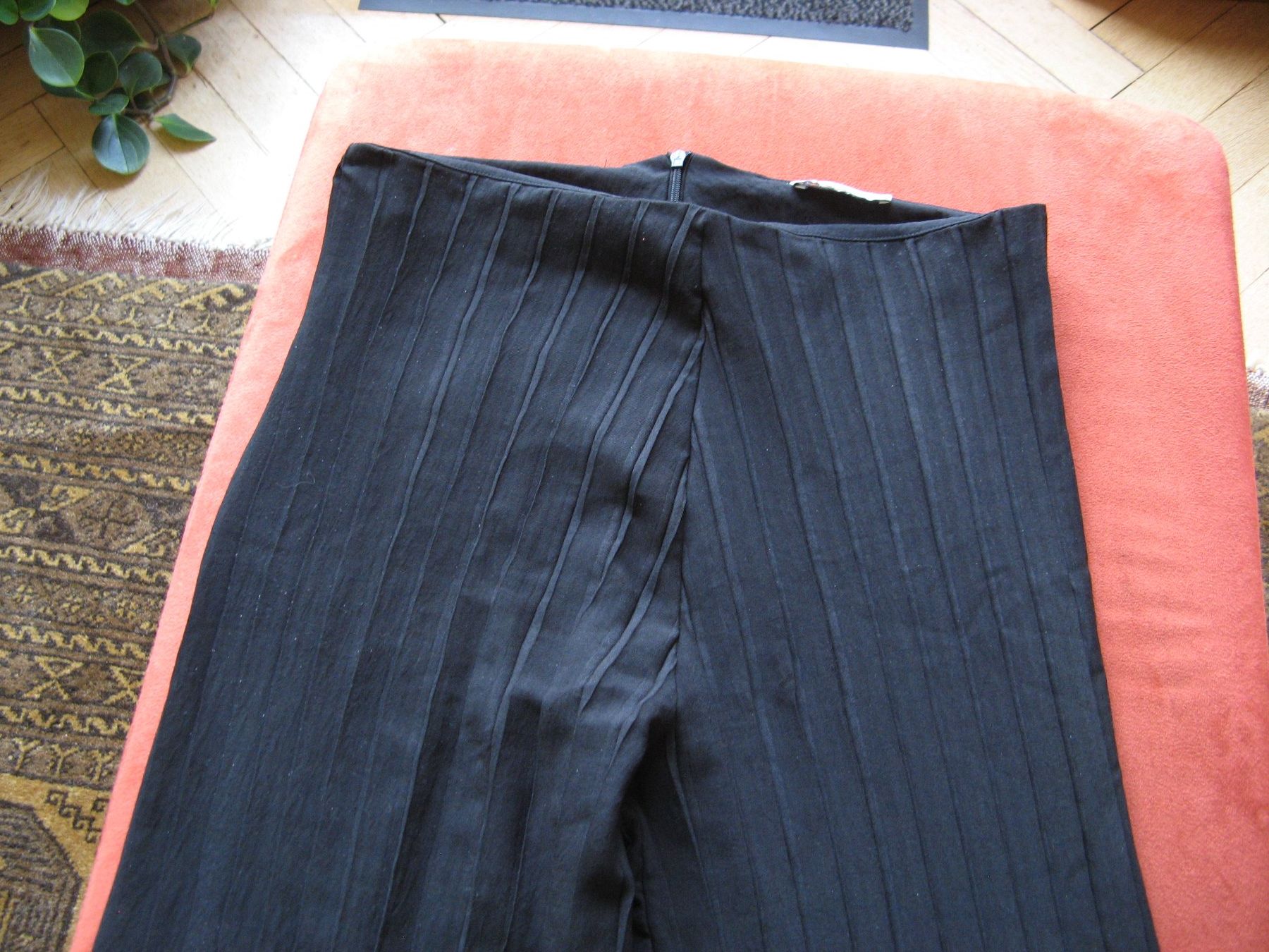 Zara Pantaloni: schwarze Falten Hose Gr. M Zara – Usato da Zürich venduto da apil 7