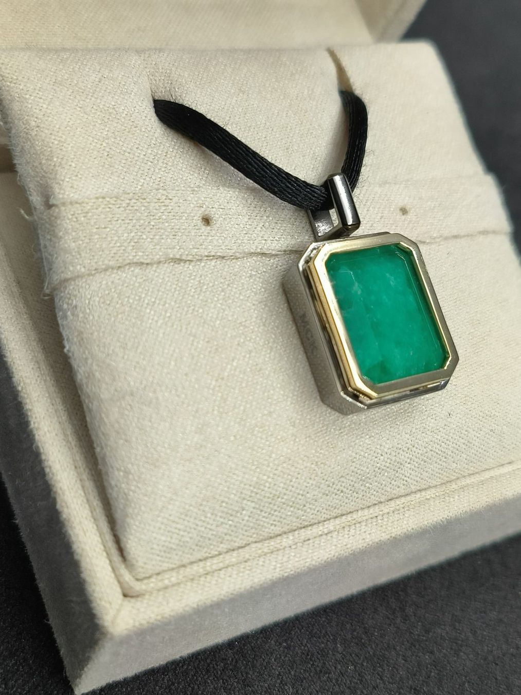 Ciondoli: Pendentif solitaire émeraude – Nuovo e nell'imballaggio originale da La Chaux-de-Fonds venduto da curtitswisswatches 4