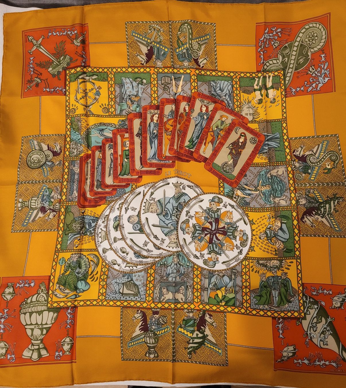 Hermès Foulard & Sciarpe: Foulard Hermès "Tarot" – Usato da St-Sulpice VD venduto da Piggy03