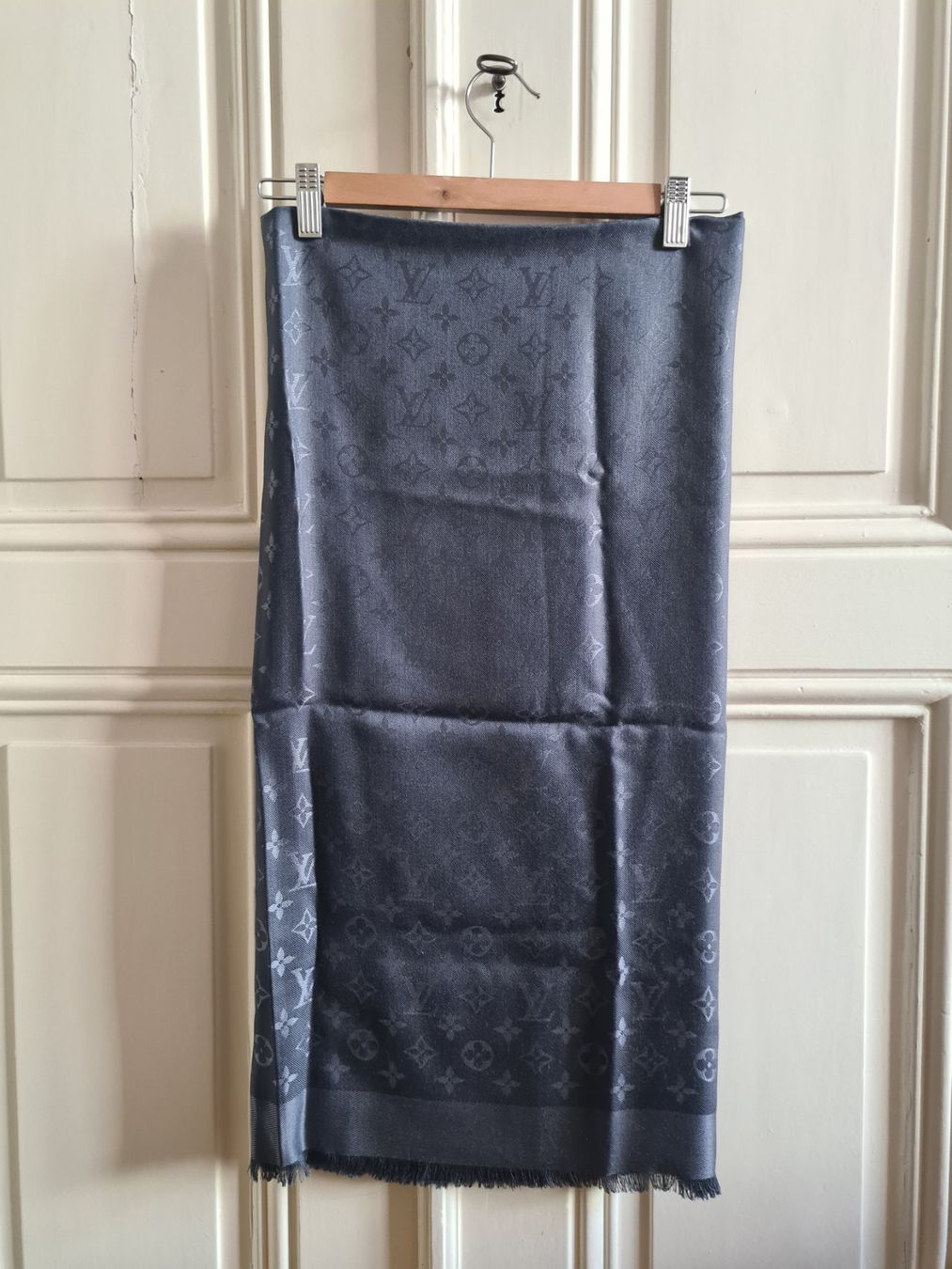 Louis Vuitton Foulard & Sciarpe: Châle Louis Vuitton monogram, gris - jamais portée – Nuovo (secondo la descrizione) da Genève venduto da Tresor305 1