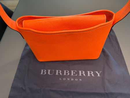BURBERRY Schultertasche in rot-orangem Leder