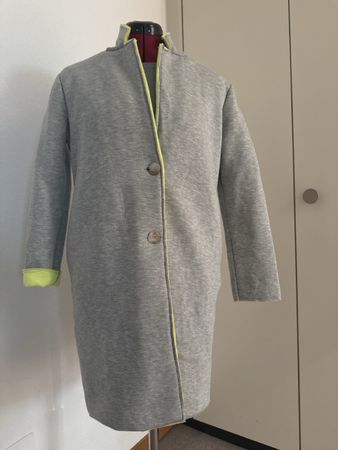 Mantel Liebesglück grau mit grünen innen Grösse M