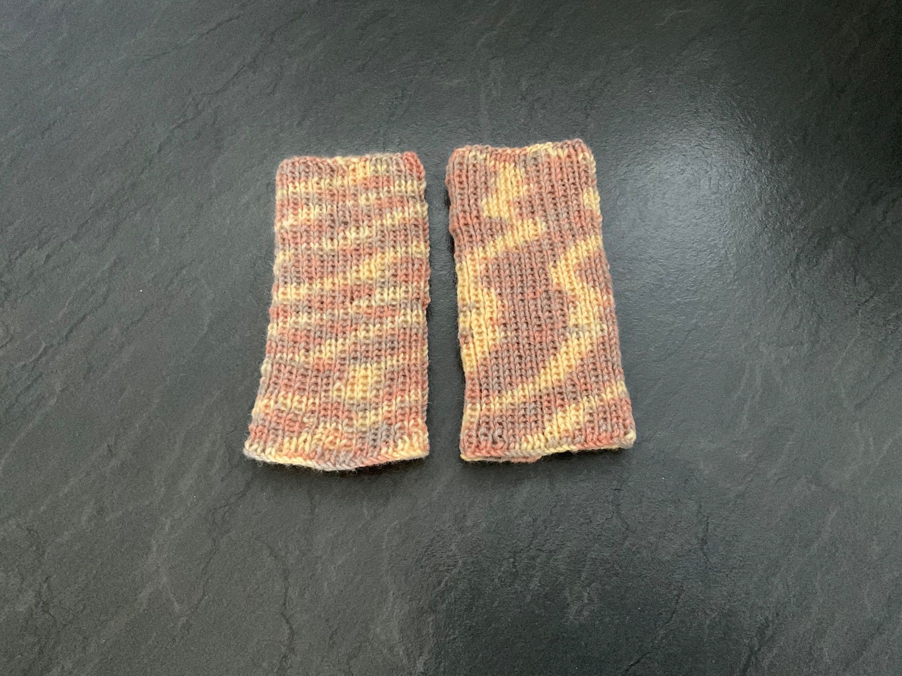 Guanti & manicotti: Handgestrickte Pulswärmer Amedisli – Nuovo (secondo la descrizione) da Wetzikon ZH venduto da FeeF
