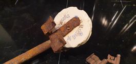 Antikes lot schlüssel und glockenhalter vom bodensee