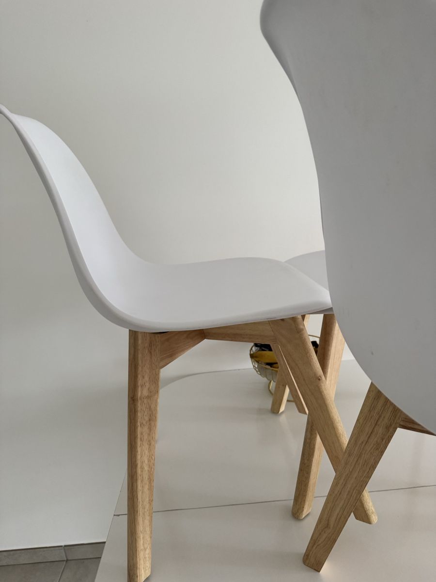 Chaises: Chaise blanche et pied en bois  – D'occasion à Vernier par est_w55w