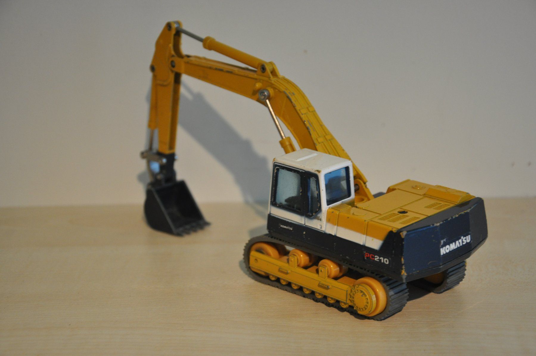 Komatsu Kit di modellismo & Modellini statici: KOMATSU PC 210-5 Raupenbagger – Difettoso da Mitlödi venduto da worker04 1