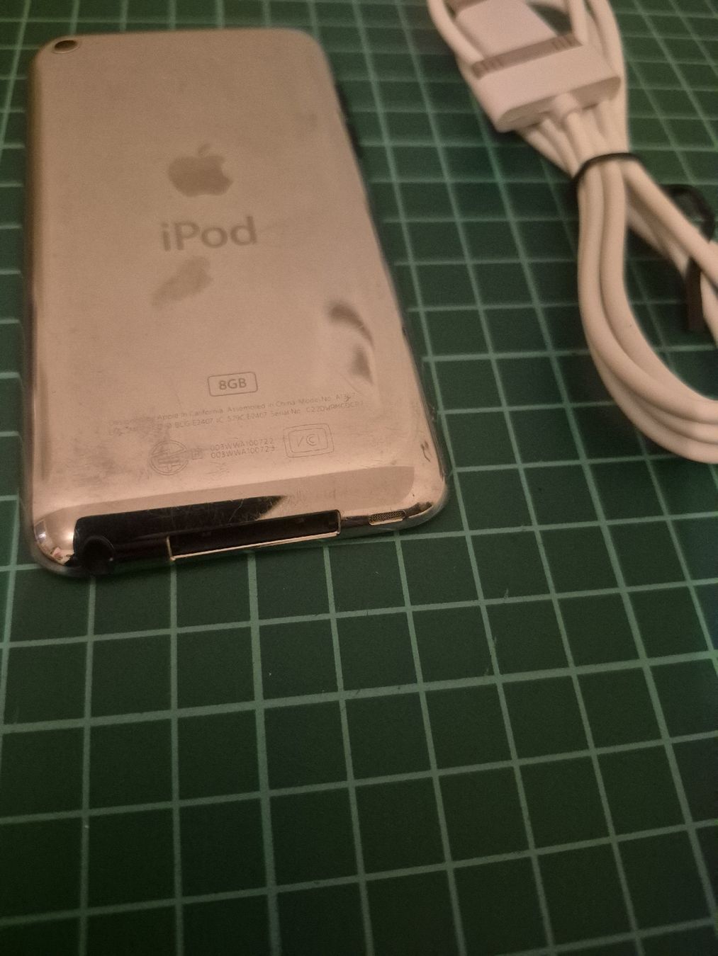 Apple Tragbarer Mediaplayer: Apple iPod Touch 4th Generation 8GB - Great for Summer! – Gebraucht aus Meyrin von Retro-GZ 2