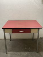 Vintage Küchentisch mit Schublade – rot/crème, Chromgestell
