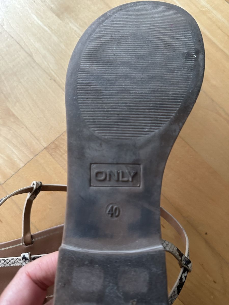 Only Scarpe da donna: Sandale flach Phytonmuster Gr. 40 von Only – Usato da Altendorf venduto da Eastwick4 4