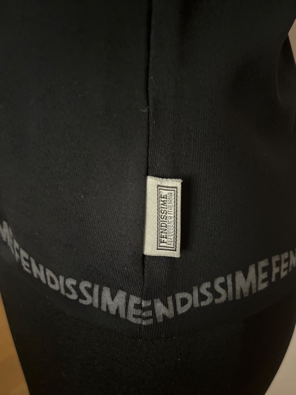 Fendi Tops: Fendi black top with logo – Gebraucht aus Rüschlikon von ant_5v7g 3