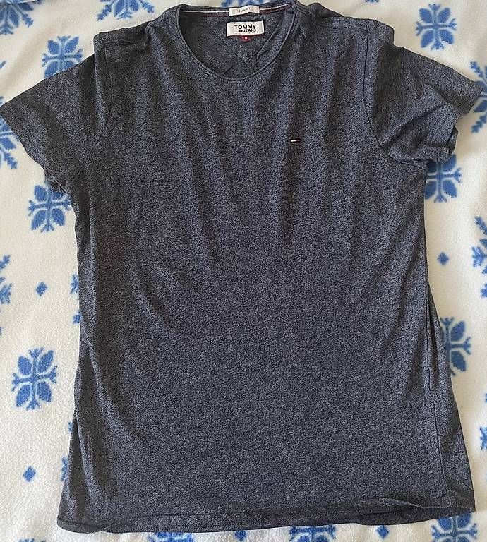 T-shirt: Tommy Jeans T-Shirt  Dunkelgrau  – Usato da Luzern venduto da Andrej35