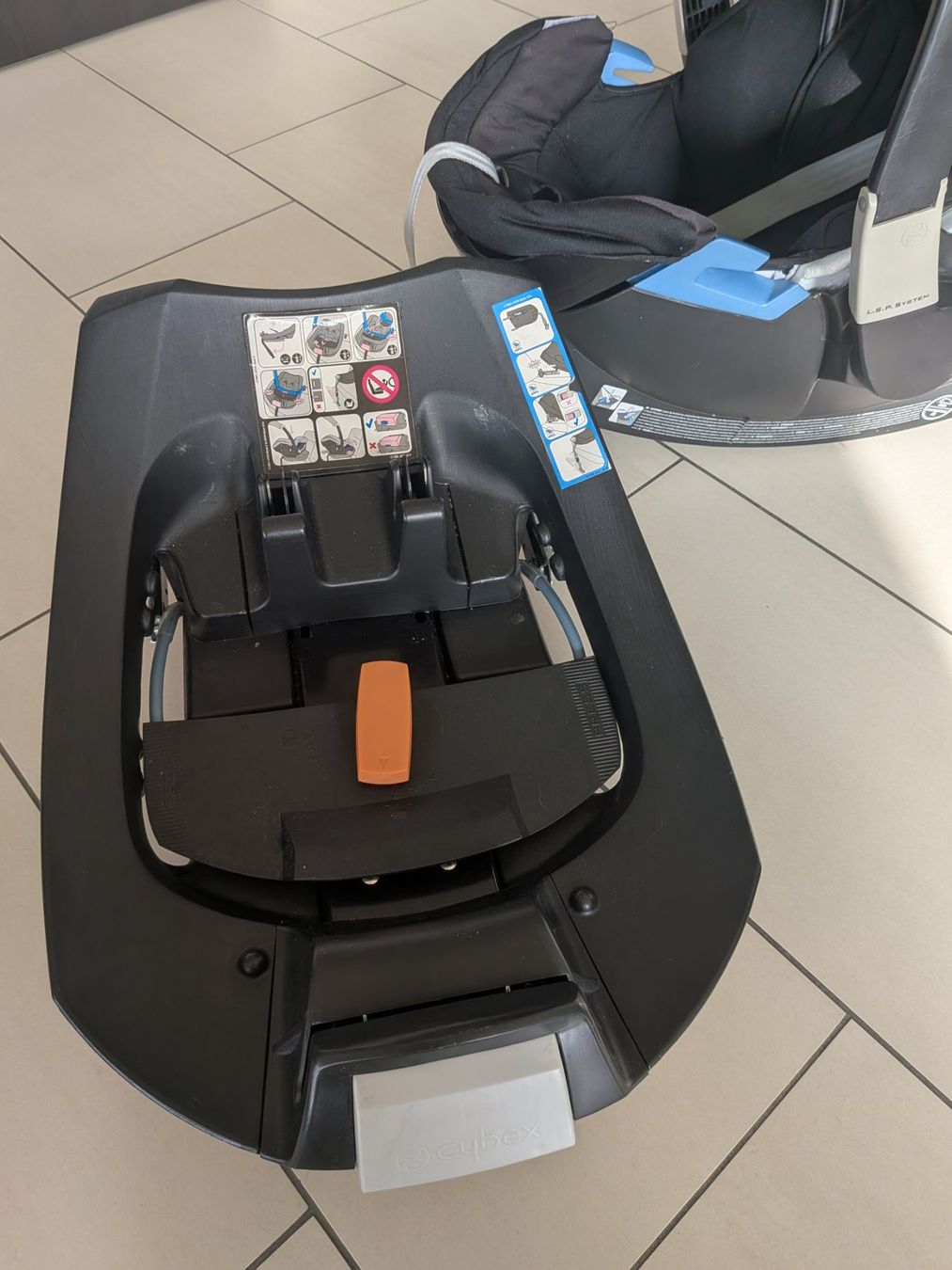 Cybex Seggiolini per auto: Cybex Babyschale mit Isofix-Station – Usato da Bülach venduto da gio_8qkh 3