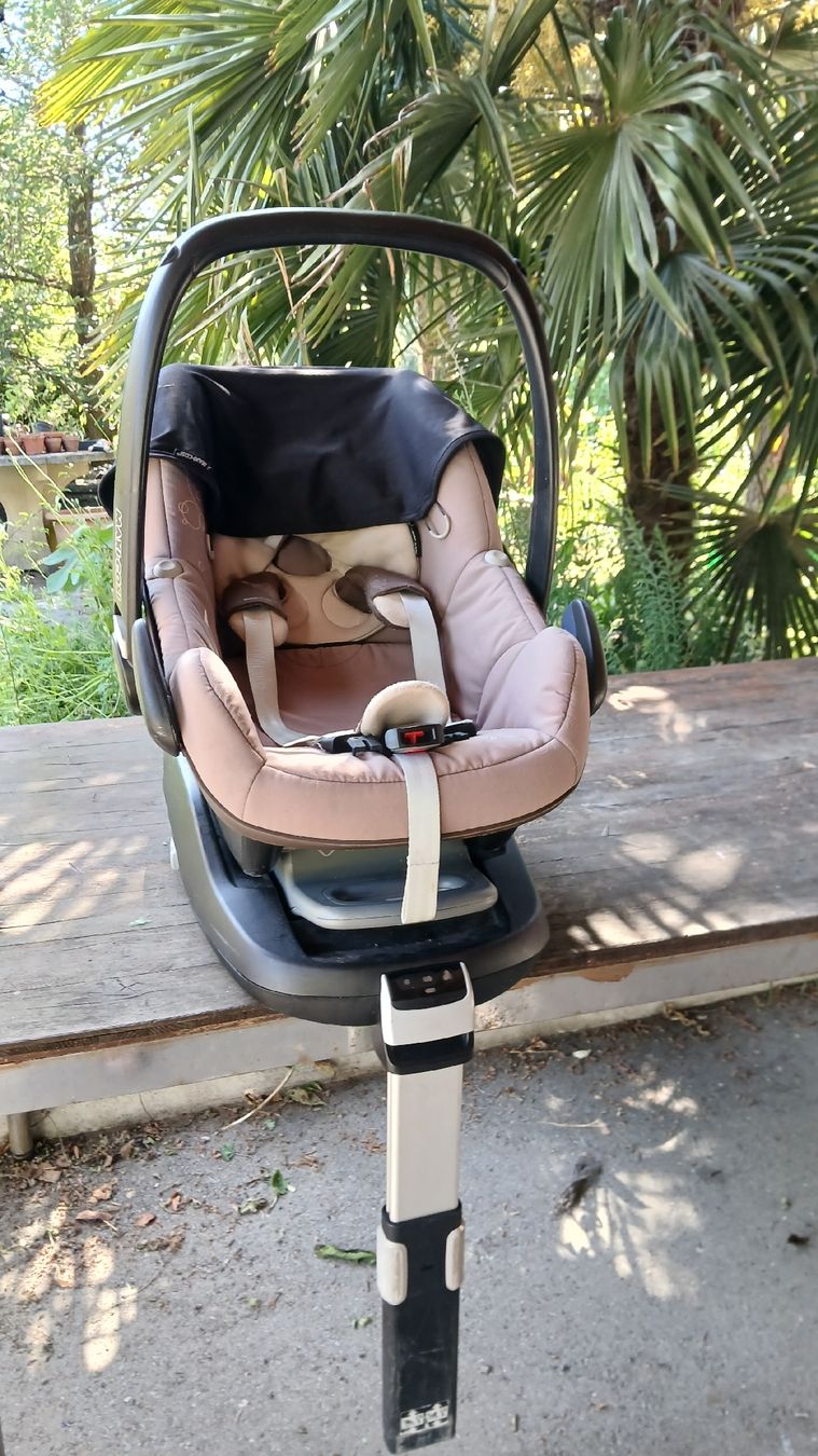 Maxi-Cosi Seggiolini per auto: Ein Maxicosi mit Untersatz – Usato da Lengnau BE venduto da Nat_cw5q 1