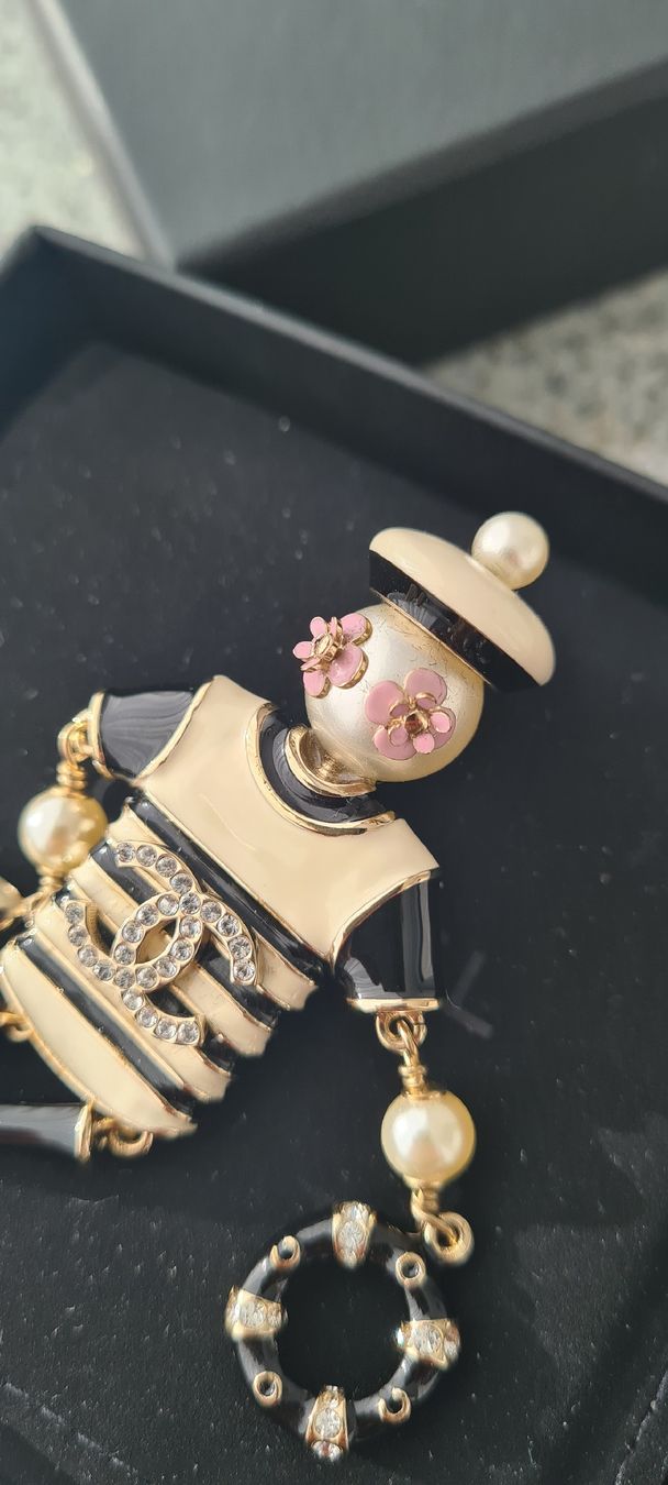 Chanel Spille & Fermagli: Seltene Chanel Brosche mit Rechnungscopie – Nuovo (secondo la descrizione) da Luzern venduto da annabelle25 4