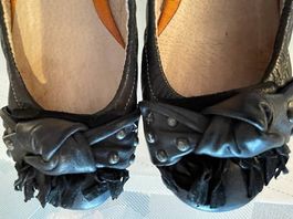 Hübsche Ballerinas aus Leder, schwarz, Grösse 37