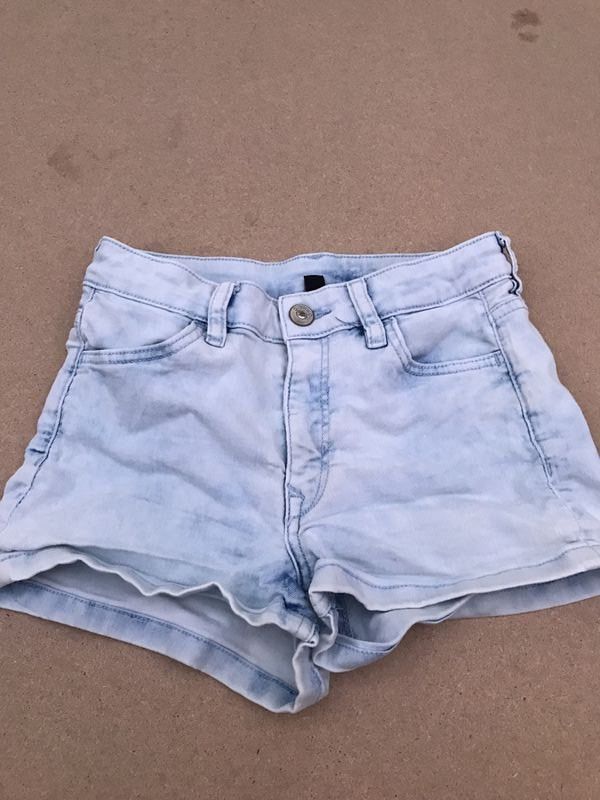 Hosen: Mädchen Jeans Shorts Divided Size 32 – Gebraucht aus Bergdietikon von antovale