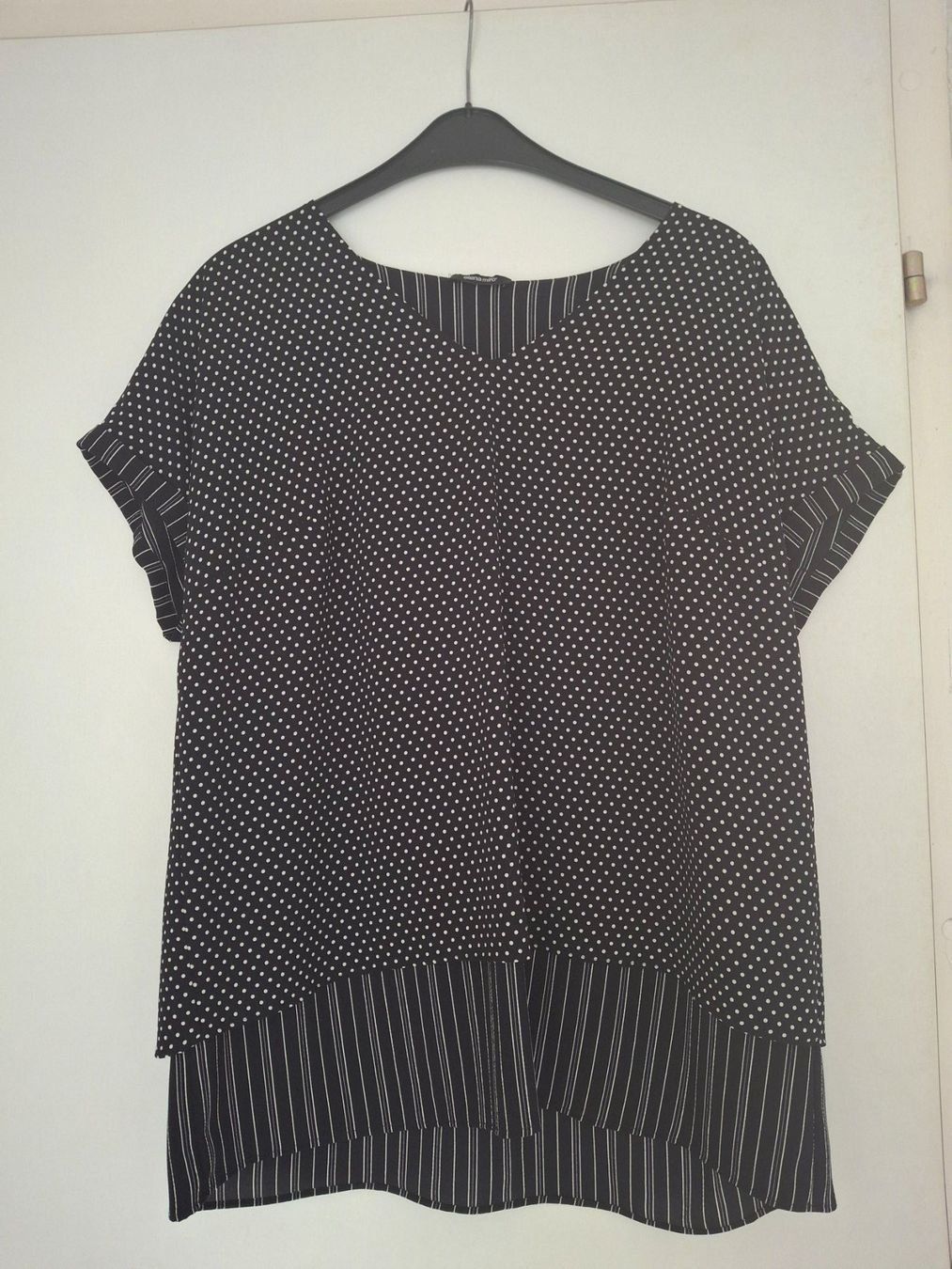 T-shirt: Schickes Shirt mit Punktemuster, Grösse 46, neu! – Nuovo (secondo la descrizione) da WALTERSWIL SO venduto da thb_ybm8