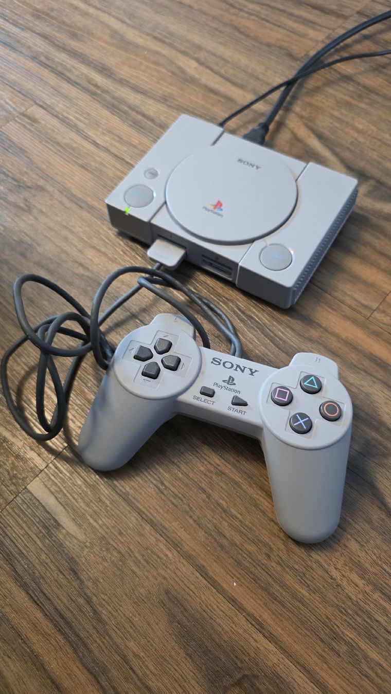 Sony Console: Sony PlayStation Classic Mini mit Controller gebraucht – Usato da Grenchen venduto da Akarrgaming