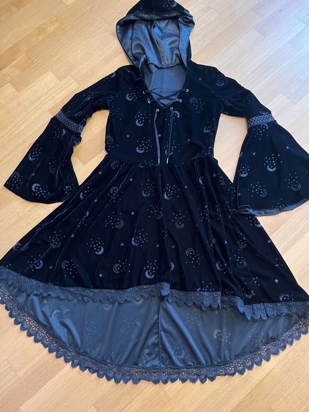 Kostüme: Hexenkleid aus Samt – Gebraucht aus Luzern von Aleoschli 7