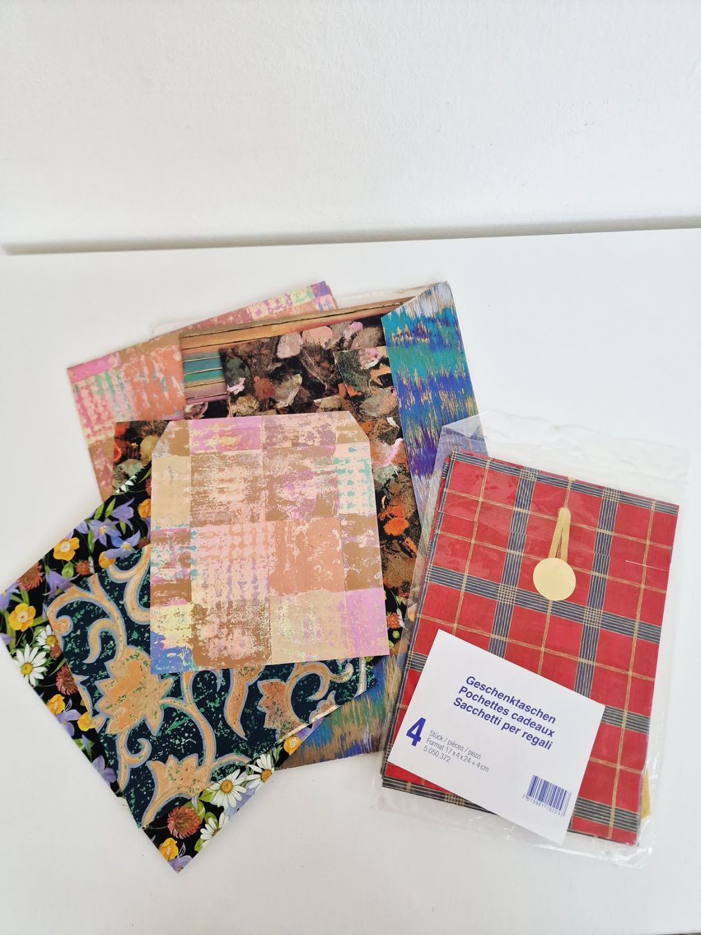 Carta: Lot Geschenkpapier Taschen versch. Grössen – Usato da Hallau venduto da CHACLA
