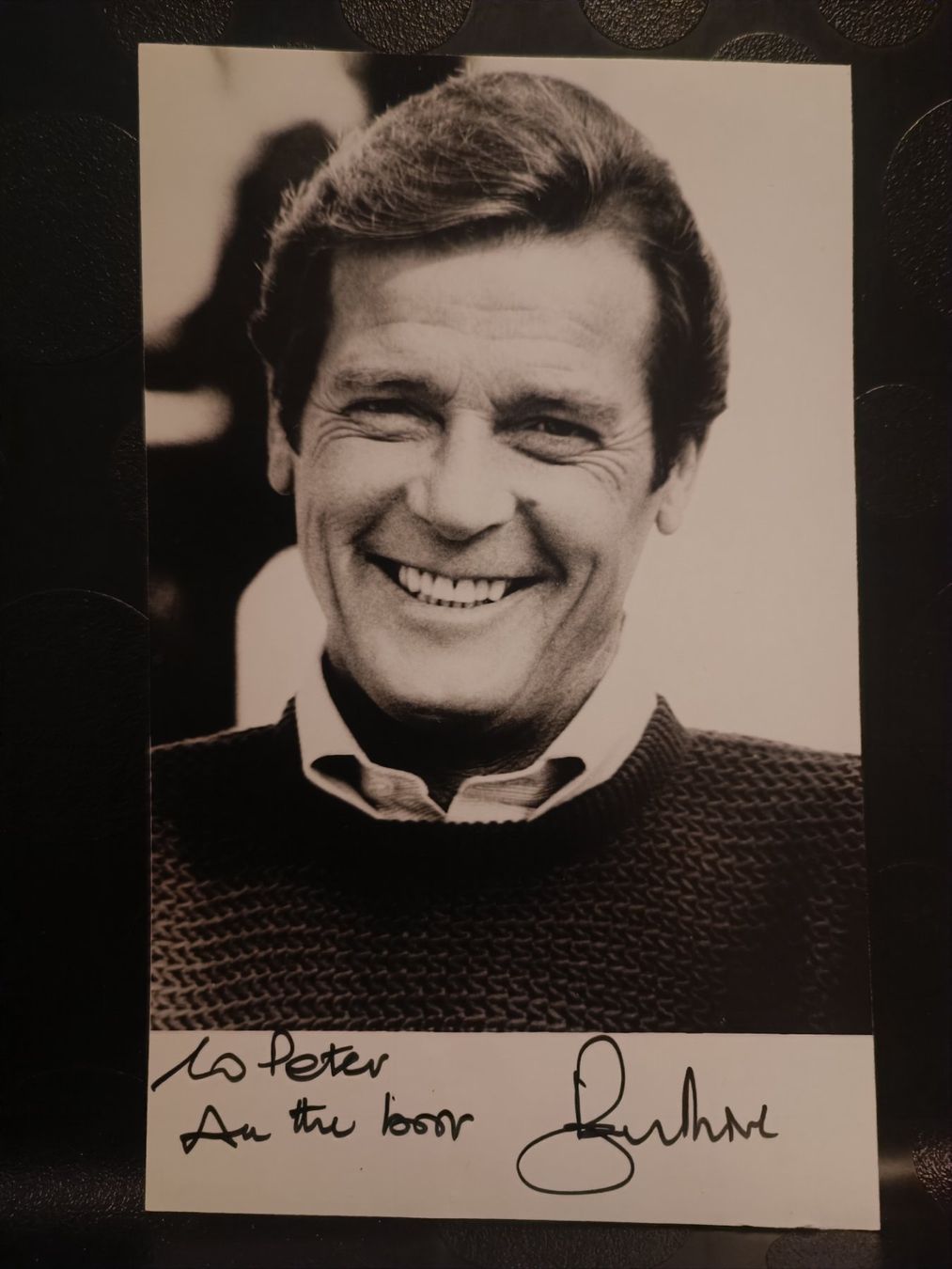 Autogramme: Roger Moore - handsigniertes Foto – Gebraucht aus Menziken von Artographs