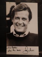Roger Moore - handsigniertes Foto