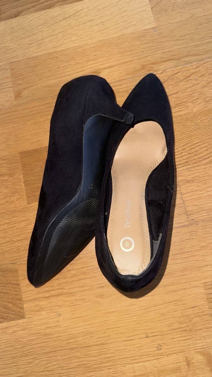 Damenschuhe: Pumps Yessica, 37 schwarz – Gebraucht aus Gümligen von morticiaaddams 1