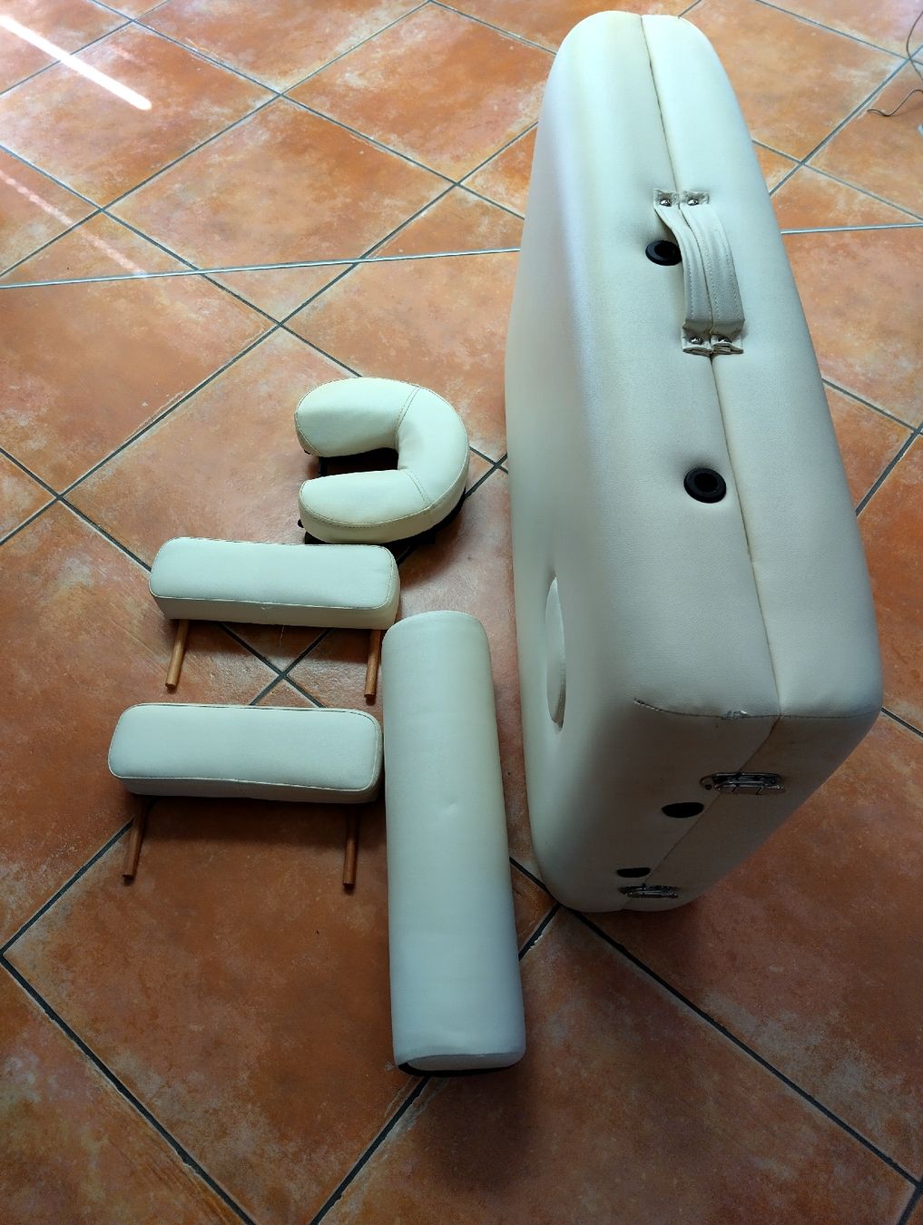 TecTake Lettini & sedie per cosmetici: Table de massage TecTake pliable avec accessoires et sac – Usato da Reconvilier venduto da mpa_7b2k 2