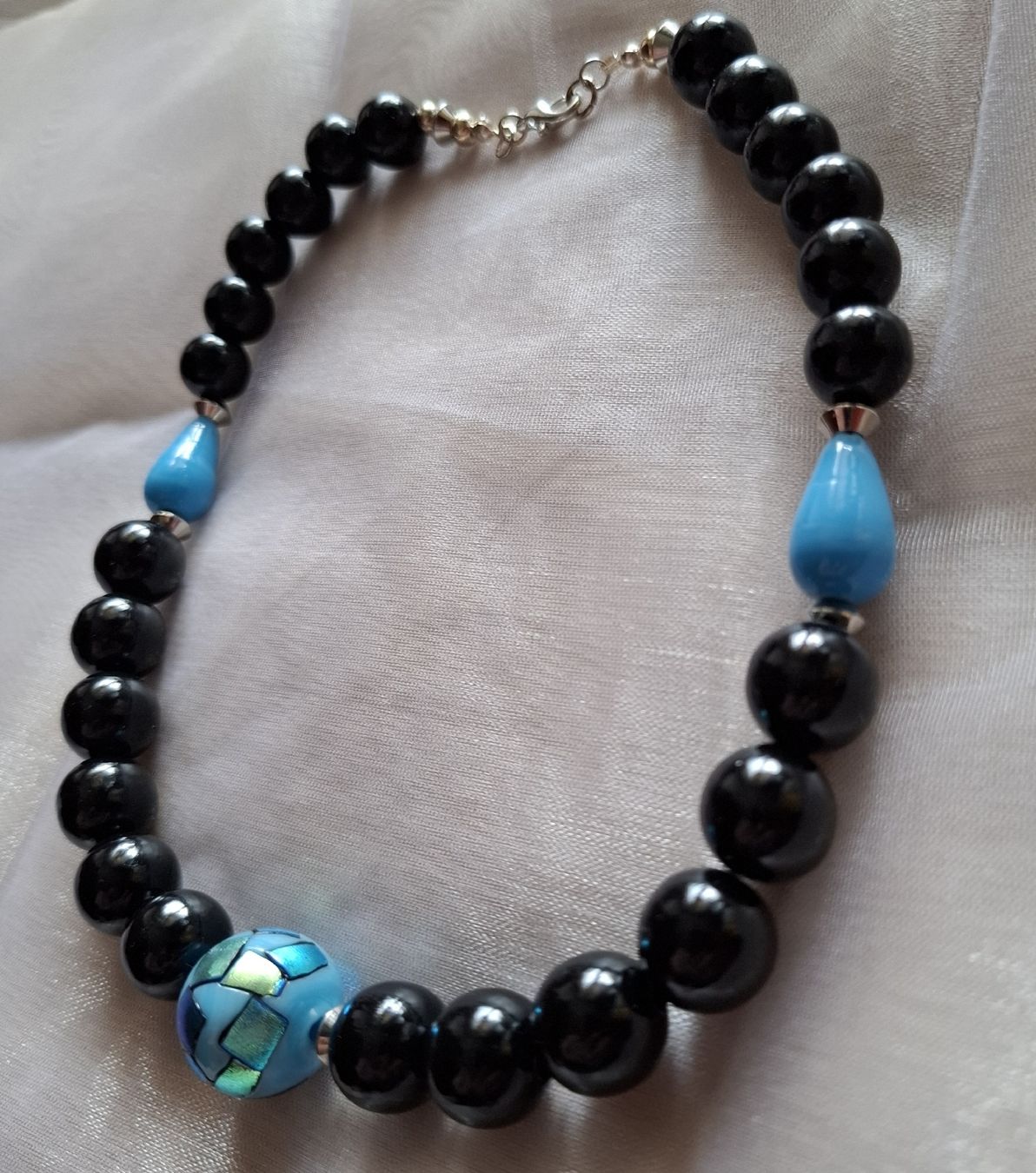 Catenine: Schwarze Modeschmuck- Kette mit blauen Akzenten – Nuovo (secondo la descrizione) da Dietikon venduto da Hirschkopf 3