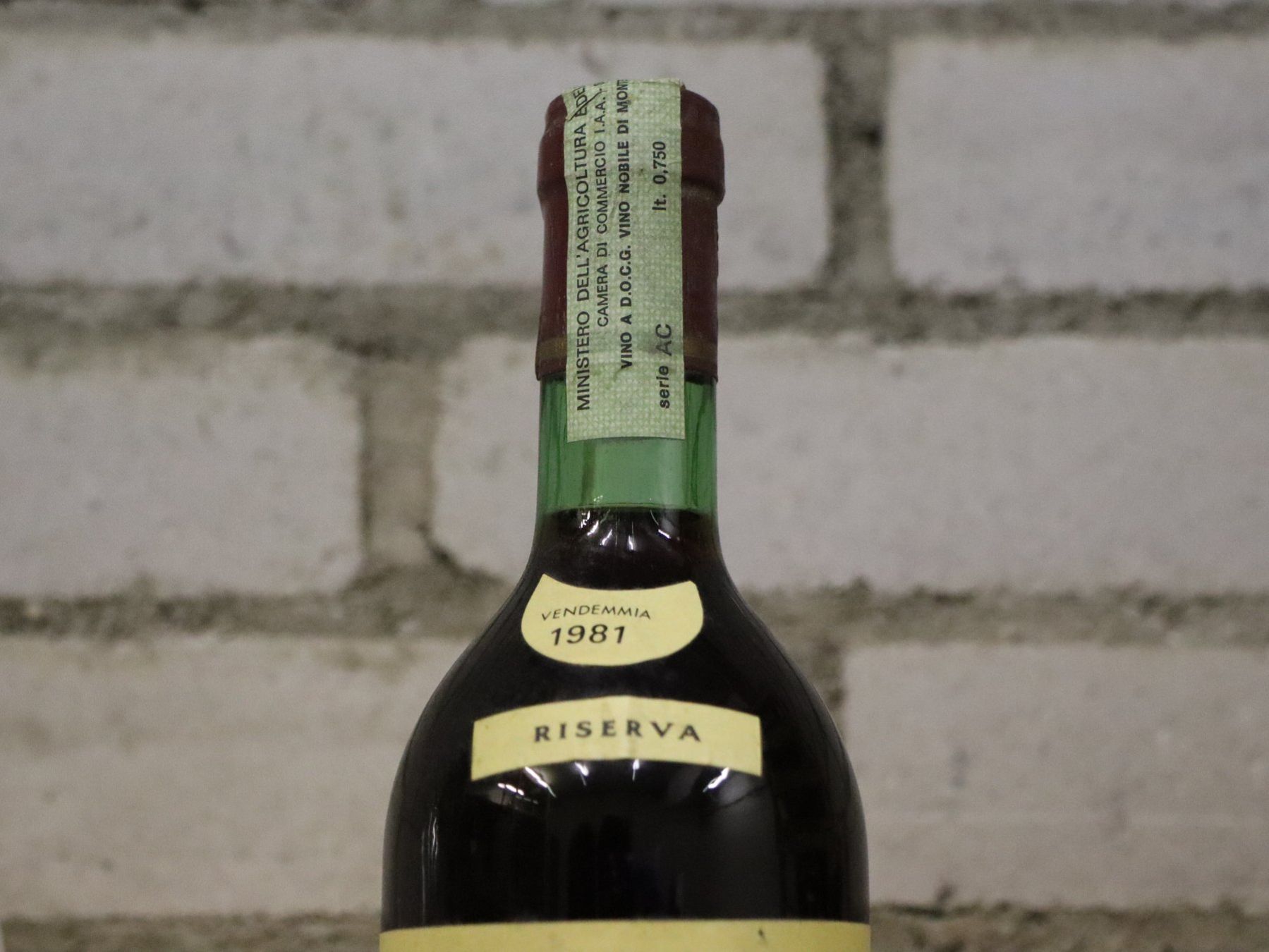 Vino: 1981 Vino Nobile di Montepulciano Riserva D.O.C.G – Usato da Münchenstein venduto da wusmarino 2