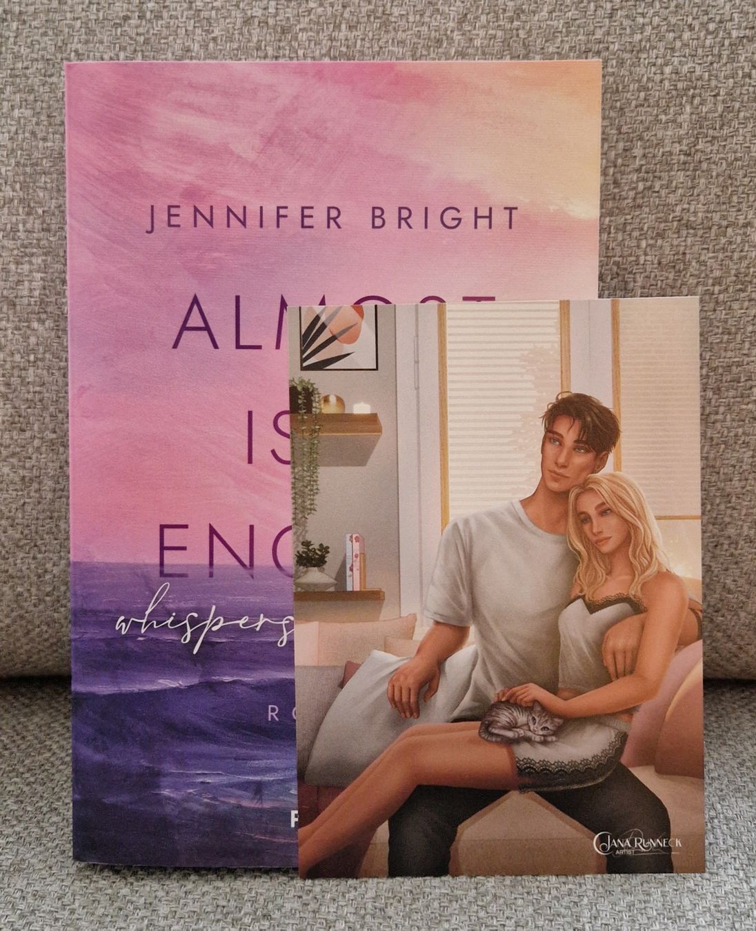 Libri: Almost isn't enough - Mit Farbschnitt + Charakterkarte – Nuovo (secondo la descrizione) da thalwil venduto da ChiaraKix 1