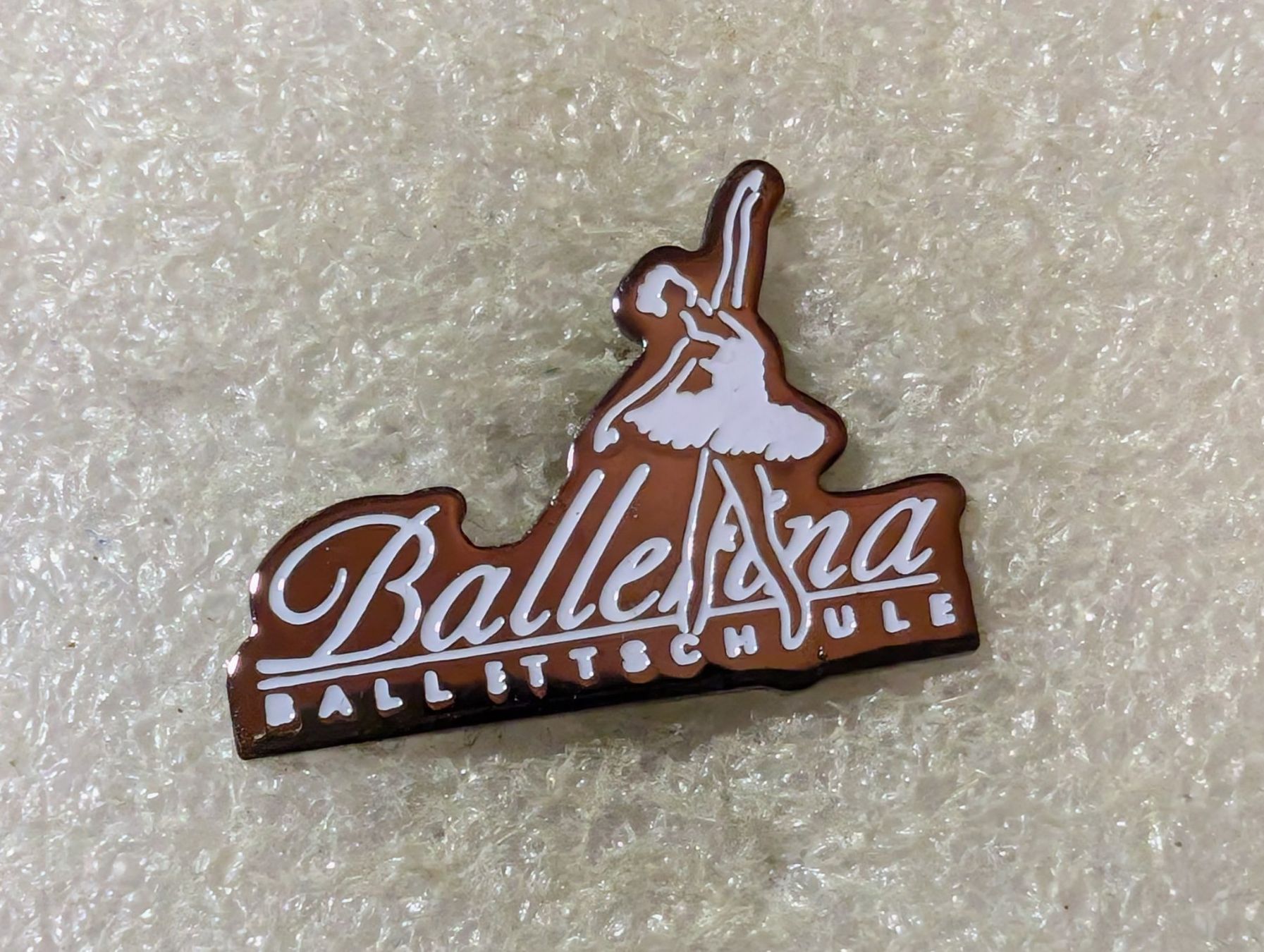 Plaketten & Abzeichen: Ansteckpin 74: Ballerina – Gebraucht aus Oppligen von Pin-Fall-Shop