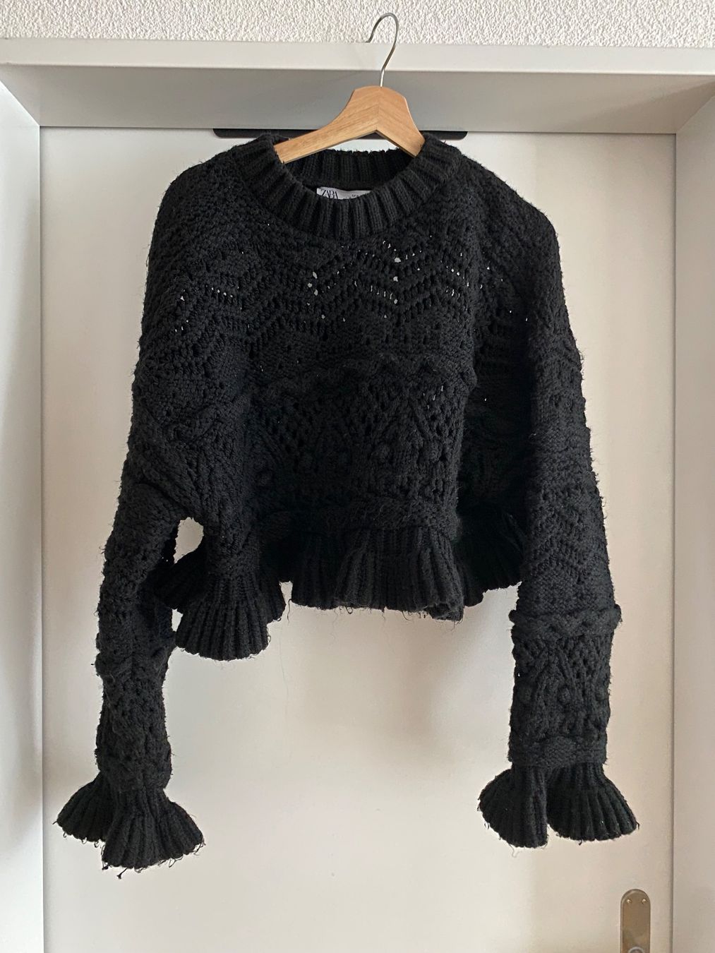 Zara Pulls & Sweat-shirts: Süsser Rüschen Pullover von Zara – D'occasion à Emmen par Linda-Bachmann