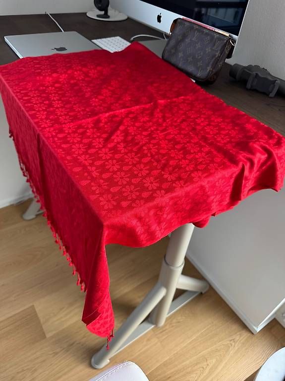 Foulard & Sciarpe: Roter Schal von Tech Mahindra - Luxus – Usato da Schübelbach venduto da Rahnmont 2