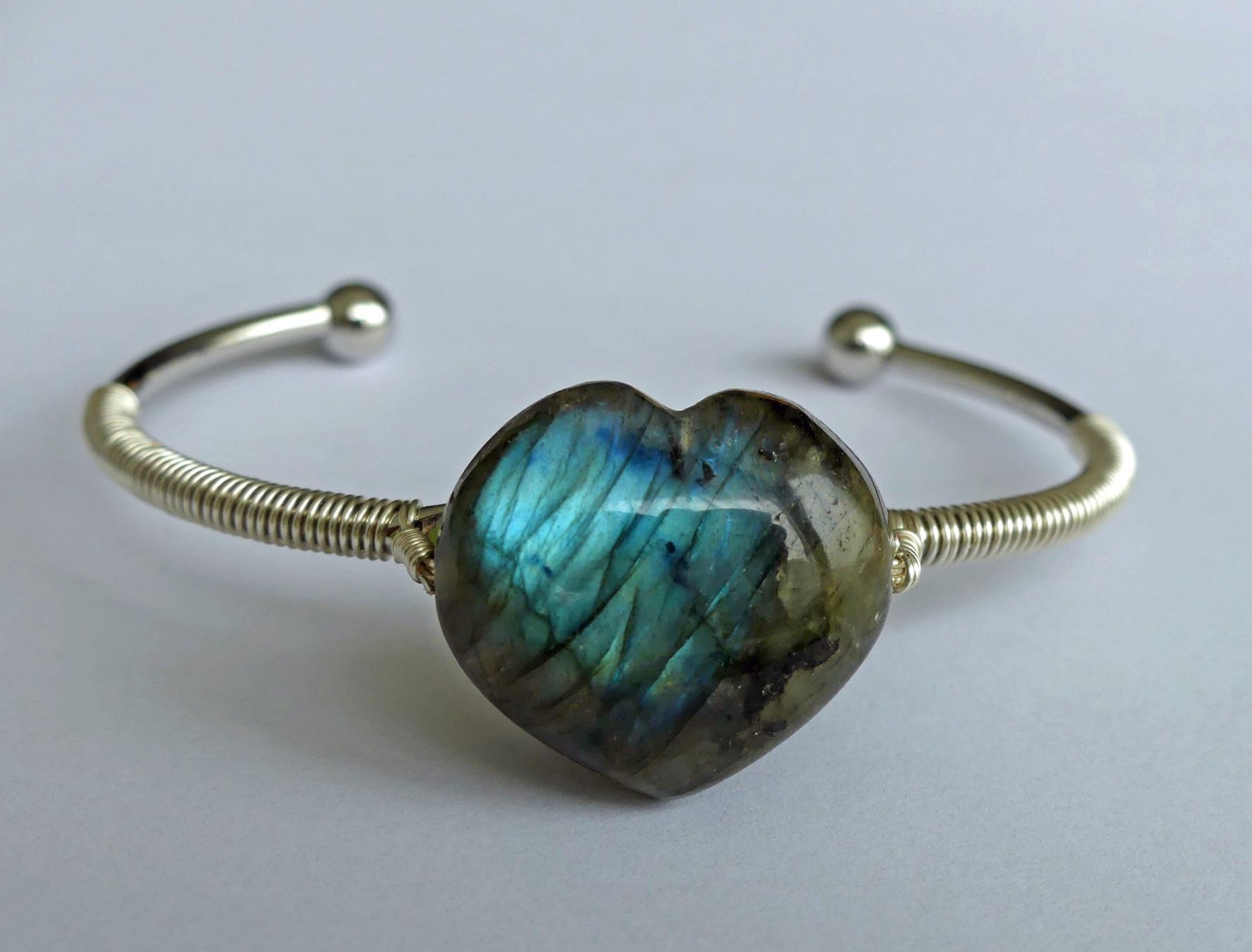 Bracciali & Braccialetti: Armreif mit Labradorit – elegant & zeitlos – Nuovo e nell'imballaggio originale da Matten b. Interlaken venduto da kero71 1
