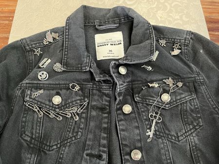 Tally Weijl Jeansjacke, Gr. 36, Schwarze Jacke mit Pins