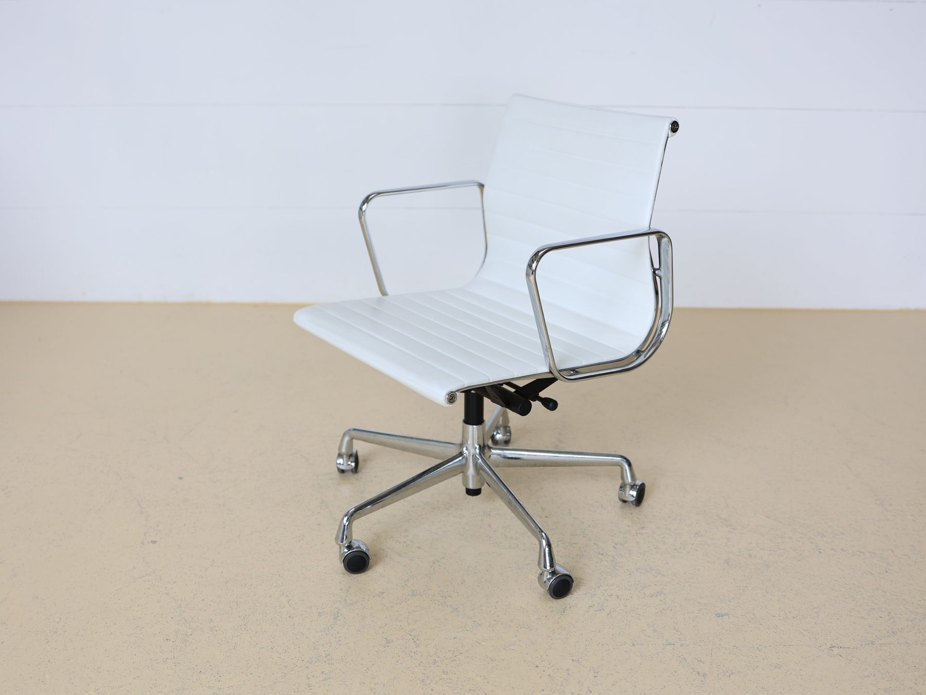 Vitra Chaises: Vitra Eames Bürostuhl EA 117 | Weiss – D'occasion à Meinisberg par atelier_TILIJA 8