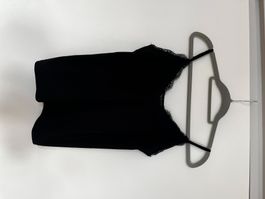 Schwarzes Spitzentop mit Trägern