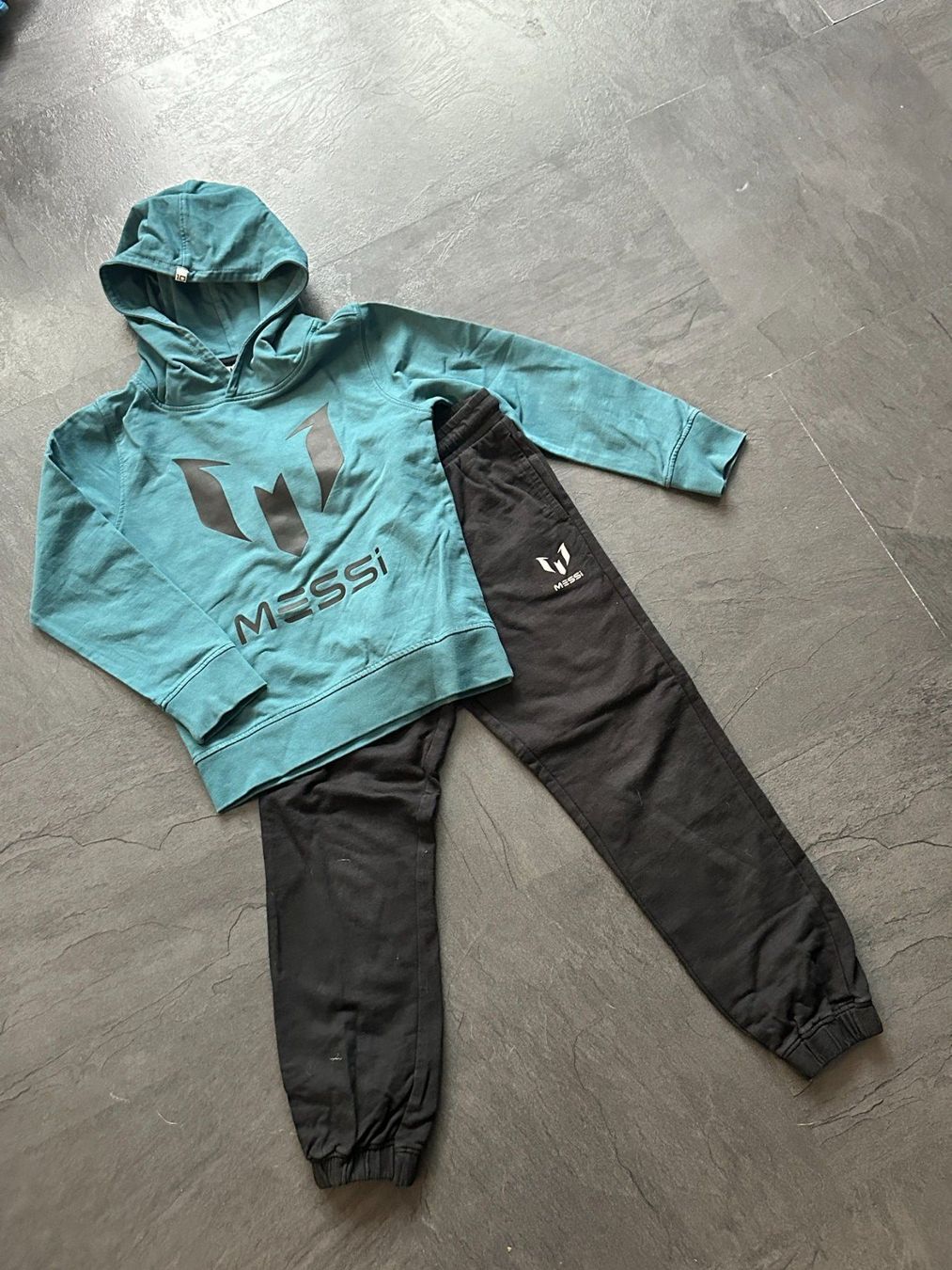 Vingino Lotti & Set di vestiti: 2 tlg Vingino-Messi Set Gr 110-116 – Usato da Schaanwald venduto da JasmineH03