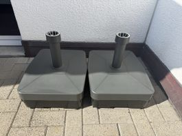 2 Sonnenschirmständer Kunststoff grau mit Rollen gebraucht
