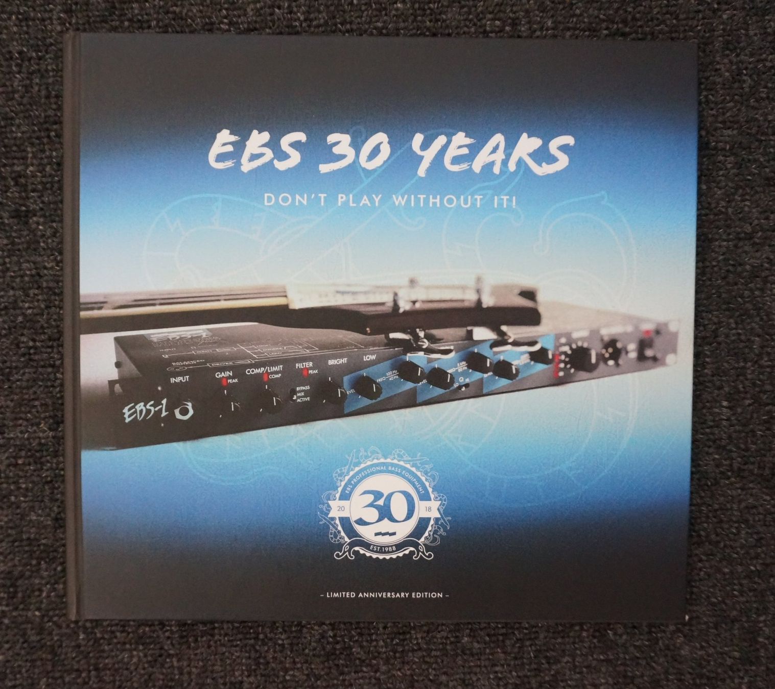 Ebs Amplificatori: COLLECTORS STUFF EBS Bass Amplifiers Book 30th Anniversary – Nuovo e nell'imballaggio originale da Zofingen venduto da Rodeln
