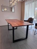 Massiver Holztisch und schwarzem Metallgestell