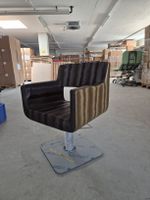 Friseurstuhl mit braunem Lederbezug und Metallfuss